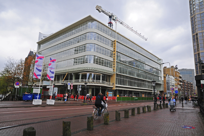 900249 Gezicht op het voormalige warenhuis Galeries Modernes annex winkelcentrum De Blauwe Planeet aan de Lange ...